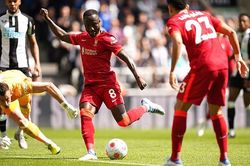 Hạ Newcastle, Liverpool tiếp tục tạo áp lực lên Man City