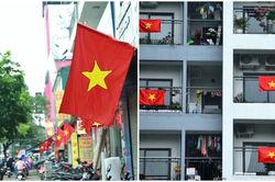 Hà Nội từ ngõ nhỏ đến chung cư cờ hoa rợp trời, nhà nhà từng bừng chào mừng ngày 30/4-1/5