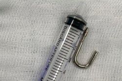 Bé 20 tháng tuổi nuốt móc ổ khóa vào bụng