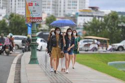 Trời mưa nhiều nơi, hàng ngàn du khách vẫn đổ lên Đà Lạt nghỉ Lễ 30/4 và 1/5