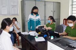 Công an TP Phủ Lý hỗ trợ người dân làm CCCD trong ngày nghỉ lễ