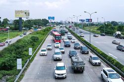 Ô tô ùn tắc gần 7km trước trạm thu phí BOT Pháp Vân