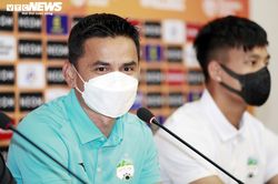 HLV Kiatisak: 'Bầu Đức đã tặng vé cho người hâm mộ, HAGL phải đá hết mình'