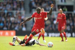 Kết quả Ngoại Hạng Anh: Thắng Newcastle, Liverpool thách thức Man City