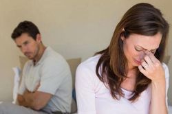 Chồng đại gia mua nhà, mua xe đẹp tặng vợ nhưng tôi thấy ghê tởm không dám 'lên giường' với chồng sau một lần nghe lén điện thoại của anh ta