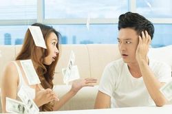 Nghỉ lễ 30/4-1/5, vừa về đến quê vợ đã vội vã ôm con quay về thành phố trong uất ức vì không chịu nổi hành động này của chồng