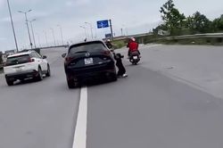 Hà Nội: Làm rõ người phụ nữ bám vào cánh cửa xe ô tô bị hất văng xuống đường