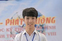 Nam sinh 19 tuổi sáng chế giày thông minh cho người khiếm thị