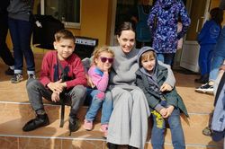 Còi báo động làm gián đoạn chuyến đi của Angelina Jolie ở Lviv
