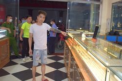 Cướp tiệm vàng rồi tạo bằng chứng ngoại phạm