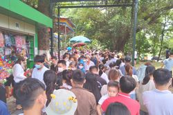 Hà Nội: Công viên Thủ Lệ đông nghẹt người dịp nghỉ lễ 30.4 – 1.5