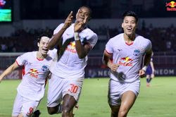 Ngoại binh lập siêu phẩm, HAGL đánh bại Sydney FC