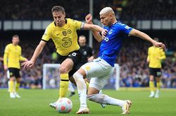 Everton 1-0 Chelsea: Azpilicueta 'tặng quà' cho Lampard