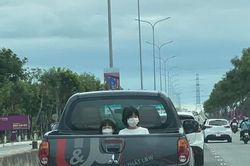 Muôn kiểu chở con của tài xế ô tô, xe máy tại Việt Nam