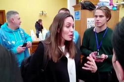 Angelina Jolie thăm thành phố miền tây Ukraine