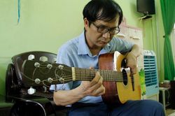 Thầy giáo khiếm thị chơi guitar bằng bàn tay thiếu ngón
