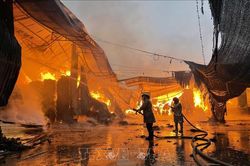 Cháy lớn tại xưởng gỗ dán ở Gia Lâm, Hà Nội