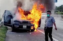 Xe Range Rover bốc cháy trên cao tốc Tp.HCM - Dầu Giây