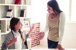 Đau khổ vì không thể 'đến gần' con gái lớp 9