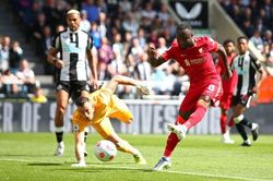 Thắng Newcastle 1-0, Liverpool tạm chiếm lại ngôi đầu