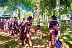 'Hát giữa mọi người không ngại ngần'