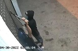 Hai tên trộm liều lĩnh cắt khóa 2 ổ khóa cửa hàng để trộm tài sản