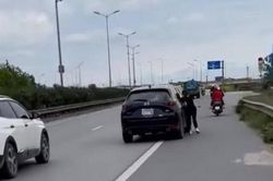 Hà Nội: Công an xác minh vụ xe ô tô Mazda 5 kéo lê người phụ nữ trên đường