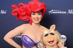 Katy Perry bị ngã