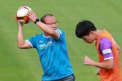 Học trò né cú ném bóng của thầy Park Hang-seo