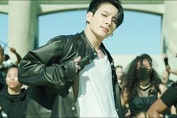 Jungkook BTS quá mê món đồ này, không ngại phá team để được mang