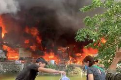 Hà Nội: Cháy lớn ở cơ sở sản xuất chăn đệm, ngọn lửa bùng phát dữ dội