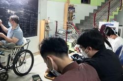Người thầy bại liệt dạy trò đi những bước chân vững chãi