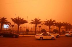 Bầu trời Iraq chuyển màu cam vì bão bụi