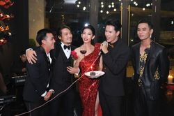 Xuân Lan diện đầm đỏ trễ vai, khoe vóc dáng quyến rũ nổi bật