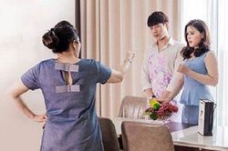 Mua biếu bố mẹ vợ lọ mật ong và thuốc chống tăng đường huyết, chàng rể bị mẹ đẻ 'nói mát' không vừa ý nhưng lại có pha xử lý siêu hay!