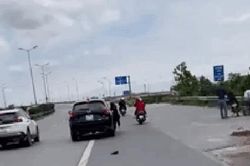 Thông tin mới nhất vụ người phụ nữ đu bám cửa xe Mazda: Nghi đánh ghen?