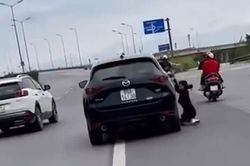 Vụ cô gái bám vào xe Mazda rồi bị hất văng xuống đường: Hành vi của lái xe là nguy hiểm, cần phải xử lý nghiêm