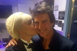 Lady Gaga thân thiết với Tom Cruise ở hậu trường