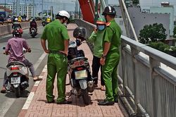 Người dân chèo ghe cứu cô gái nhảy sông Sài Gòn
