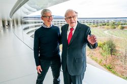 Warren Buffet chi 600 triệu USD 'bắt đáy' cổ phiếu Apple