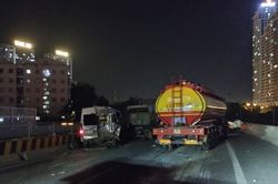 Xe bồn tông loạt ôtô trong đêm ở Hà Nội, đường trên cao tê liệt