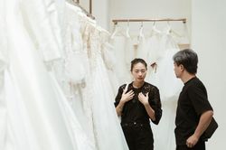 Ngô Thanh Vân nghẹn ngào khi chọn được váy cưới