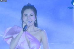 Thủy Tiên dầm mưa hát ở Huế, nghẹn ngào chia sẻ: 'Cứ nghĩ khán giả sẽ thưa thớt...'