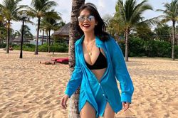 Diện bikini khoe vòng 1 'tràn viền', Khả Ngân tiếp tục bị trêu ghẹo