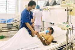 Nhập viện cấp cứu sau khi ăn ruốc lỗ