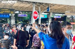 Mệt mỏi tìm lối ra ở sân bay Tân Sơn Nhất