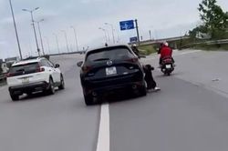 Lái xe ô tô Mazda 5 kéo lê người phụ nữ trên đường đã tới cơ quan công an làm việc