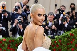 Kim Kardashian phải dùng phụ kiện để mặc vừa váy của Marilyn Monroe