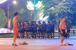 U23 Indonesia hủy tập, làm nóng ngoài công viên