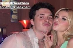 Met Gala: Brooklyn Beckham dịu dàng nâng tà váy cho vợ